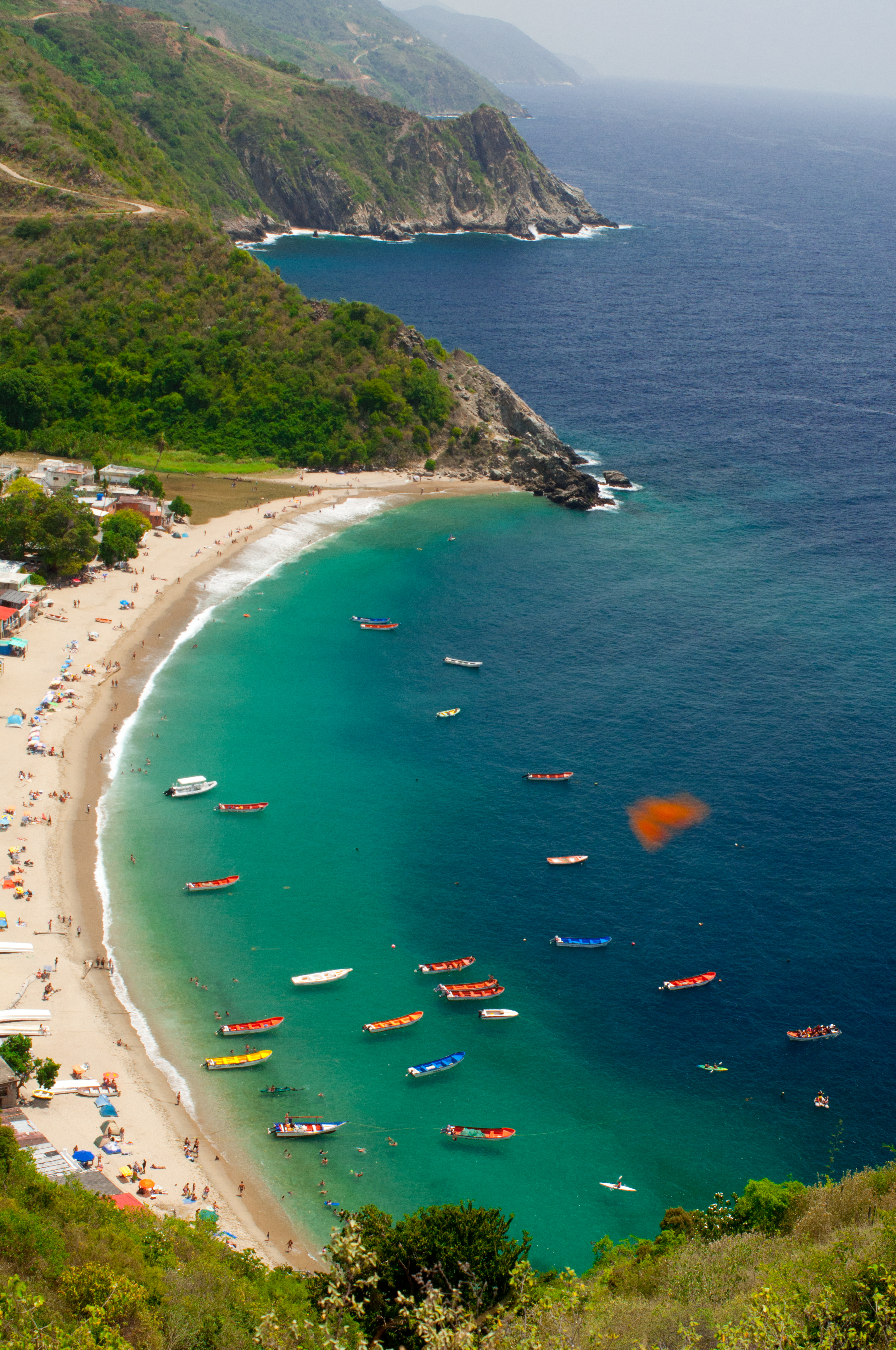 Vista aérea de la bahía de Chichiriviche de la Costa
