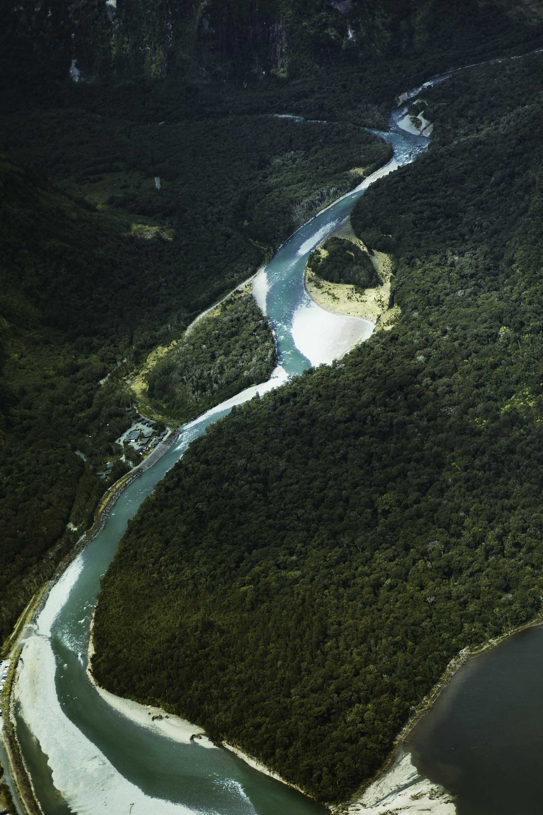 Imagen referencial de una cuenca hidrográfica entre montañas