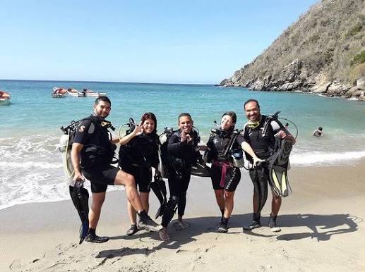 Grupo de buzos en una playa del litoral