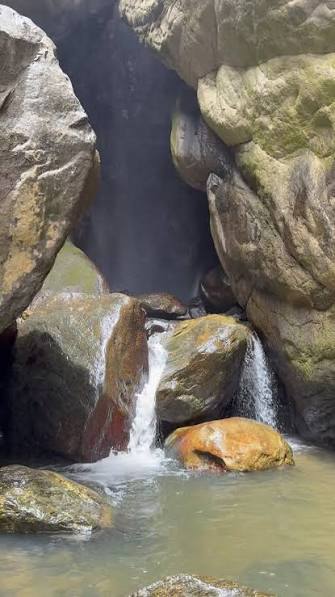Cascada entre formaciones rocosas de la montaña litoral