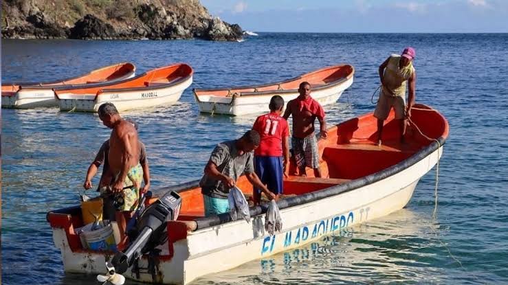 Pescadores artesanales preparando su embarcación en La Guaira