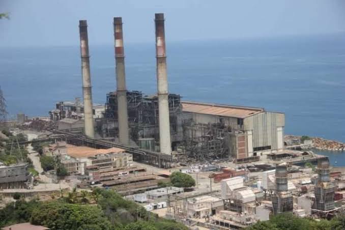 Central termoeléctrica de Tacoa frente al mar