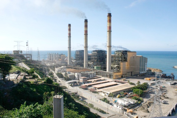 Vista histórica de la central termoeléctrica de Tacoa